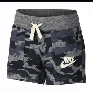 Nike shorts with pockets and drawstring, Sz L